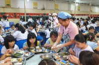 Hà Nội siết chặt an toàn thực phẩm bữa ăn bán trú cho học sinh