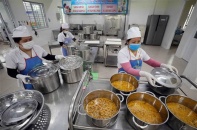 Hà Nội tổng lực kiểm soát thực phẩm bẩn, siết từ chợ đầu mối đến bếp ăn trường học