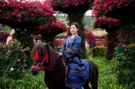 Hàng trăm nghệ nhân diễu hành xe hoa dịp Lễ hội hoa hồng Fansipan 2026