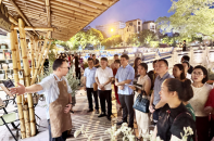Mỗi lần đến Hà Nội, du khách đều có một lý do để tới Hồ Văn
