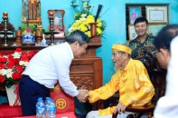 Chủ tịch Hà Nội Vũ Đại Thắng thăm, tặng quà gia đình chính sách nhân dịp 27/7