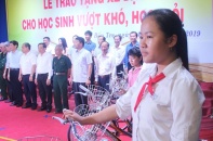 Bộ Kế hoạch và Đầu tư trao tặng nhà tình nghĩa, học bổng và 50 xe đạp cho học sinh Bến Tre