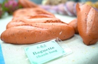 Thợ bánh Kao Siêu Lực sản xuất bánh mì từ trái thanh long