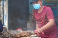 Ngày vía Thần Tài, một gia đình nướng gần 3.500 con cá lóc