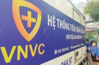 Bệnh viện Bệnh nhiệt đới TP.HCM tiêm những liều vắc xin đầu tiên cho y bác sĩ, nhân viên y tế