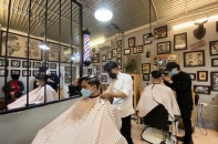 Người dân TP.HCM đi chợ, cắt tóc vào ngày đầu tiên "bình thường mới"