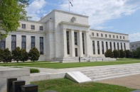 Fed bơm thêm 105 tỷ USD, "khóa" lãi suất trong biên độ dự kiến