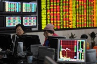 Trung Quốc giữ nguyên lãi suất, cứu chứng khoán khỏi phiên lao dốc