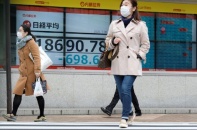 Nỗi sợ Covid-19 đeo bám, chứng khoán Nhật mất 4%