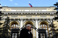 Các ngân hàng Nga xoay sở ra sao sau đòn chí mạng SWIFT