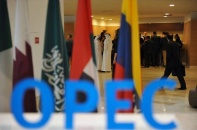 OPEC+ xem xét cắt giảm hơn 1 triệu thùng dầu mỗi ngày