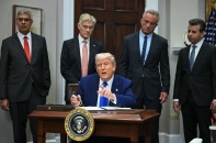 Tổng thống Trump ký sắc lệnh yêu cầu giảm giá dược phẩm tại Mỹ