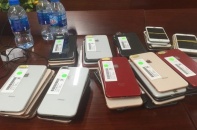 Hải quan thanh lý 2 lô tang vật vi phạm gồm điện thoại iPhone, OPPO và HONOR