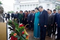 Tổng Bí thư, Chủ tịch nước Tô Lâm dâng hoa tưởng niệm Chủ tịch Hồ Chí Minh tại Singapore