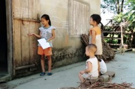 Những nét phấn buồn trên tấm cửa gỗ