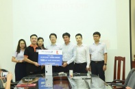 Trao 100 máy nhắc y tế thông minh cho tuyến đầu Đà Nẵng