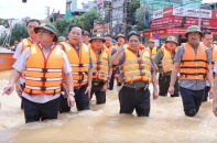 Thủ tướng vào vùng lũ Thái Nguyên thăm hỏi người dân và chỉ đạo khắc phục hậu quả mưa lũ