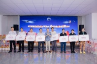 Tạp vụ, bảo vệ bật khóc khi nhận thưởng Tết là 1 lượng vàng 9999