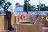 Thủ tướng dâng hương tưởng niệm các Anh hùng liệt sĩ và tặng quà thương binh tại Lạng Sơn