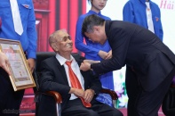 Thủ tướng Lê Minh Hưng trao Huy hiệu Đảng tặng các đảng viên lão thành