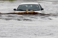 Cảnh báo và kinh nghiệm lái xe mùa mưa bão 