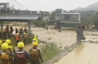 Siêu bão mạnh nhất trong vòng 60 năm, nhấc bổng máy bay đang đậu 