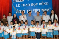 Trao 50 suất học bổng cho con em các gia đình nghèo Thị xã Hoàng Mai, Nghệ An