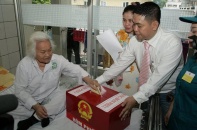 Bệnh viện Bạch Mai: Bệnh nhân bỏ phiếu tại giường bệnh