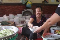 Quán “bún chửi” đông khách gấp đôi sau khi lên CNN , bà chủ hứa "kiềm chế chửi"