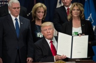 Tổng thống Donald Trump ra lệnh xây tường biên giới với Mexico