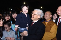 Tổng Bí thư Nguyễn Phú Trọng chúc Tết người dân ở phố đi bộ Hồ Gươm