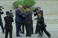 Trump - Kim bắt tay trên lãnh thổ Triều Tiên sau lời mời gặp mặt qua Twitter của Tổng thống Mỹ 