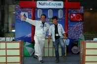 Hơn 1.000 dân văn phòng đứng một chân kiểm tra nguy cơ đột quỵ