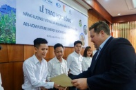 Công ty TNHH Điện lực AES-TKV Mông Dương trao tặng học bổng cho sinh viên ngành điện 