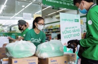 Grab trao tặng gần 80 tấn gạo và 8.000 thùng mì gói giúp các đối tác tài xế vượt khó trong dịch Covid-19