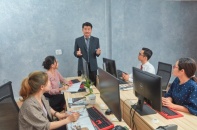 Sếp U40 luyện đứng một chân phòng đột quỵ thời dịch Covid-19