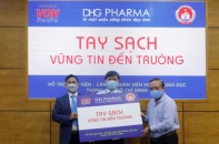 DHG Pharma tài trợ gel rửa tay phòng dịch cho giáo viên tiểu học tại TP.HCM