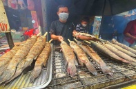 TP.HCM: Phố cá lóc nướng đã thơm lừng trước ngày vía Thần Tài