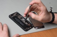 Vì sao iPhone cho phép người dùng tự sửa điện thoại