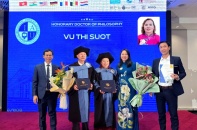 Đôi vợ chồng doanh nhân đầu tiên nhận bằng tiến sỹ danh dự