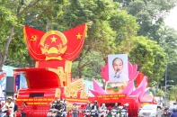 [Ảnh] TP.HCM rực rỡ sắc màu, người dân hân hoan chào mừng ngày 30/4