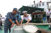 Hải quân Việt Nam cứu trợ 200 mét khối nước ngọt cho dân nghèo Bến Tre