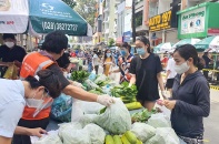 TP.HCM: Người dân “vùng xanh” quận 5 đi chợ lưu động