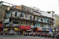 Người dân di dời khỏi chung cư “chờ sập” ở TP.HCM