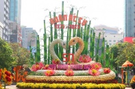 [Ảnh] Ấn tượng với cặp rắn được đặt tên Kim Tỵ, Ngân Tỵ ở đường hoa Nguyễn Huệ 