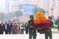 Đoàn đại biểu tỉnh Hủa Phăn (Lào) dâng hoa tại Tượng đài Chủ tịch Hồ Chí Minh