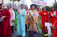 [Ảnh] Sắc áo dài rực rỡ ở trung tâm TP.HCM chào mừng ngày 8/3