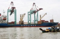 Vinalines bán tàu già, giữ cảng biển