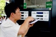 Xăng dầu giảm giá và câu chuyện lợi ích