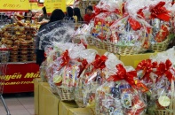 Thị trường bánh kẹo Tết Bính Thân: Hàng nội tràn kệ, giá cả ít biến động